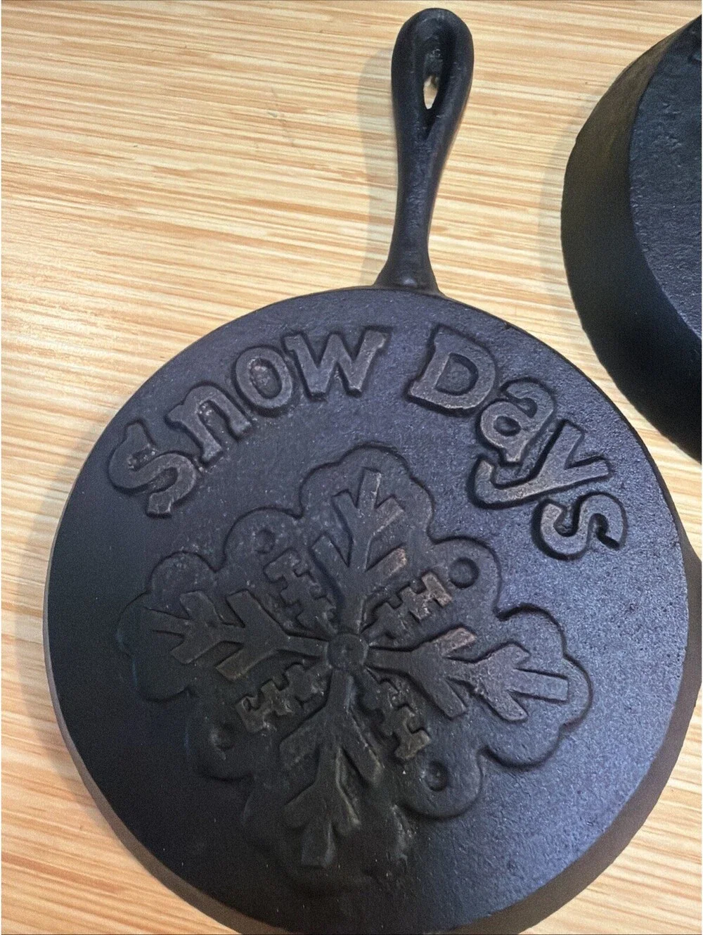 4 VTG Christmas House holiday Santa snowflake gingerbread Mini Cast Iron Skillet